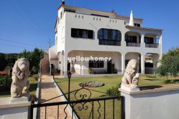 Spacious 7-bed villa on large plot with garage...